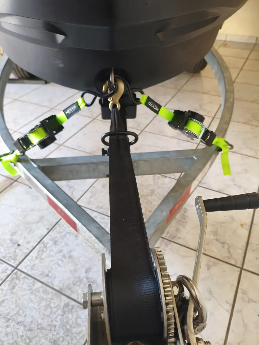 Duas cintas NEVVO+ prendendo jet ski no reboque